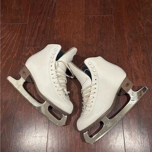 Riedell Model121 White Ice Skates Size 5 Wide